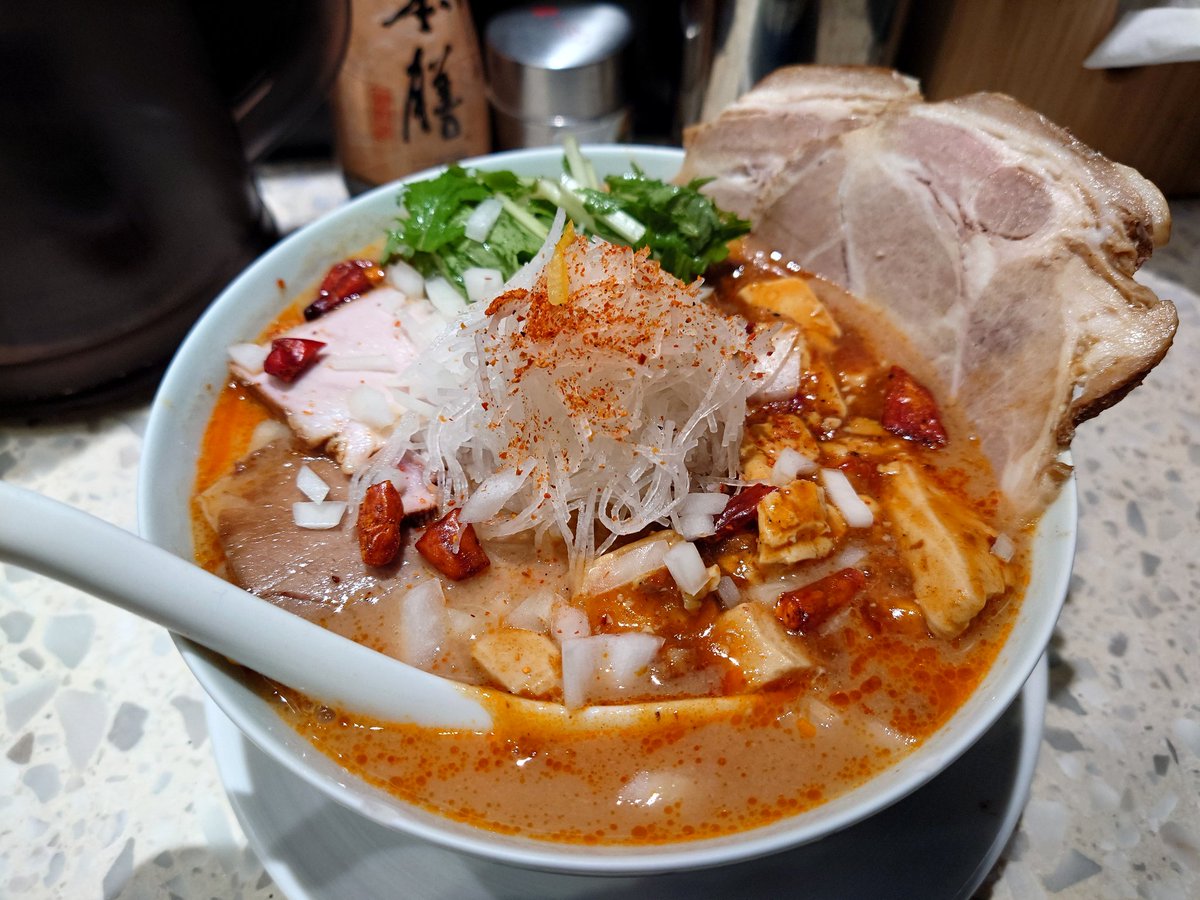 phoneixuhks's tweet photo. 勝王-麻婆豆腐薩索雞白湯拉麵
色香燙麻辣皆具有的一碗麵，而且超想要一碗白飯來配這湯汁的。為了打心得回想那些味道的我，明明吃超稱但還是忍不住地流口水。啊～真香～
#ラーメン 
#拉麵 https://t.co/TQoSj08hxq