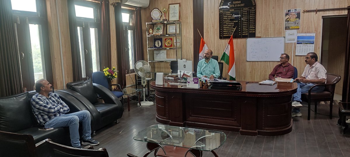 DIPRRambandic's tweet photo. #Merimittimeradesh
Deputy Commissioner, Ramban reviews preparedness for organising  'Meri Mitti Mera Desh' program at Panchayat, Block &amp; District levels, CPO, ACD and BDOs  attended virtual meeting  @dcramban @diprjk @ddnews_jammu @infjammu https://t.co/qo4dmIqTX8