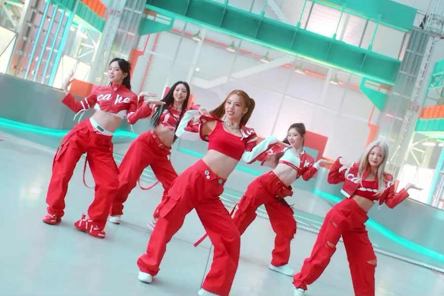 soompi's tweet photo. WATCH: #ITZY Gets Through Life Like A Piece Of "CAKE" In Energetic Comeback MV  
https://t.co/IM1V7uEpCU https://t.co/g3ryrUA3A8