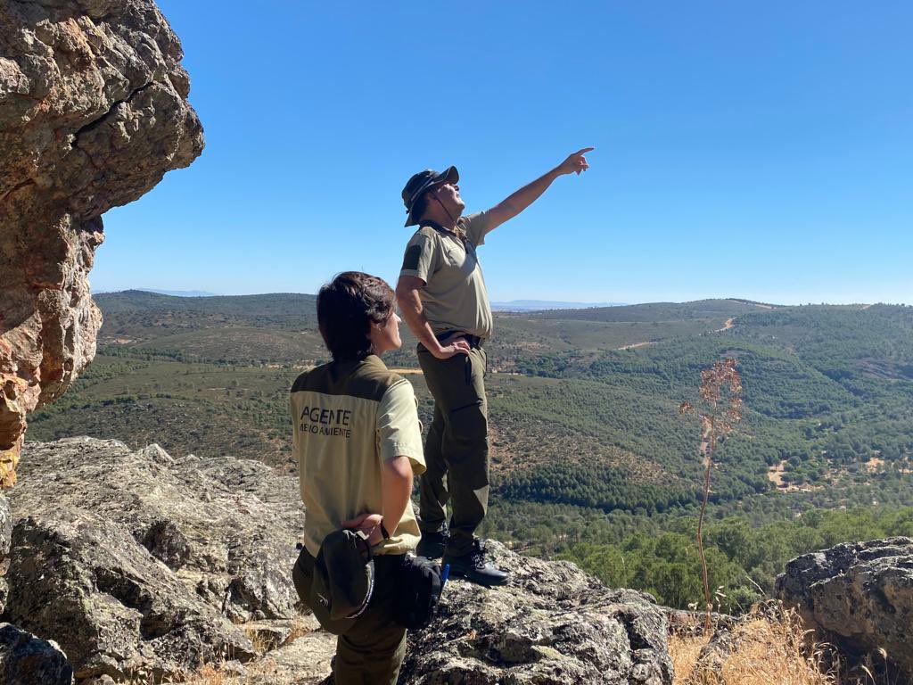 GaloisioA's tweet image. Muchas felicidades a los que siempre están. 
A los que siempre llegan primeros. 
A los que saben y enseñan. 
Felicidades a los amigos de los animales y de los bosques. 
Hoy y siempre, a tantos amigos que me llevo ¡Bravo Rangers!
@AAMM_And @ACEFOA 
#DíaMundialAgentesMedioAmbiente