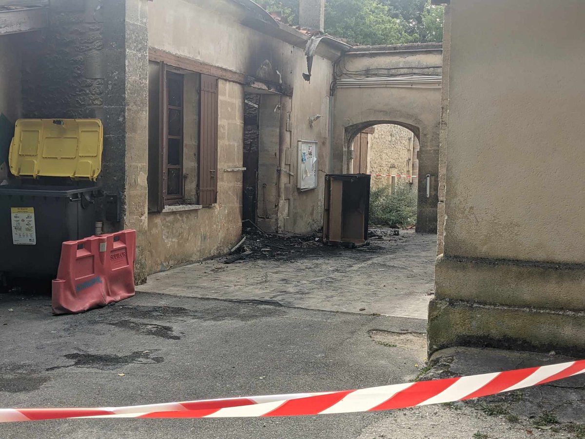 SO_Bordeaux's tweet photo. À Bordeaux, un centre d’animation victime d’un incendie dans le quartier de Caudéran https://t.co/4uVys1gq7k https://t.co/cpiXwGNDrA