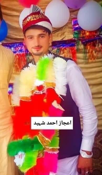 hezmatiwazir57's tweet photo. باجوڑ دھماکے میں شہید ہونے والے نوجوان اعجاز احمد کی 22 جولائی کو شادی ہوئی تھی... دل میں ہزاروں آرمان لئے وہ ایام عروس ہی میں چلا گیا..
ان ظالم قاتلوں نے میرے ملک کے ہزاروں خاندان اسی طرح اجھاڑے ہیں..🥲
#BajorBlast https://t.co/B9O3IUutjb