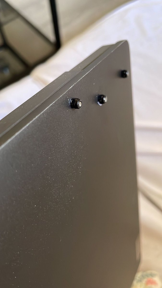 hectxrlxpez's tweet image. Yo lo que recomiendo es a vuestro servicio técnico. Que al parecer por 350€ os hacen agujeros de más en la pantalla.

Muchas gracias eh majos. 5 tornillos que me llevo por ese módico precio

Portátil mucho mas ligero