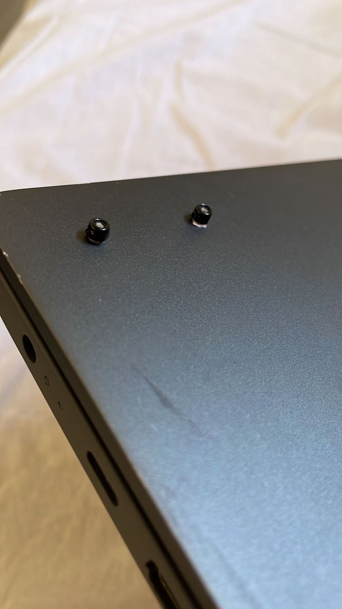 hectxrlxpez's tweet image. Yo lo que recomiendo es a vuestro servicio técnico. Que al parecer por 350€ os hacen agujeros de más en la pantalla.

Muchas gracias eh majos. 5 tornillos que me llevo por ese módico precio

Portátil mucho mas ligero