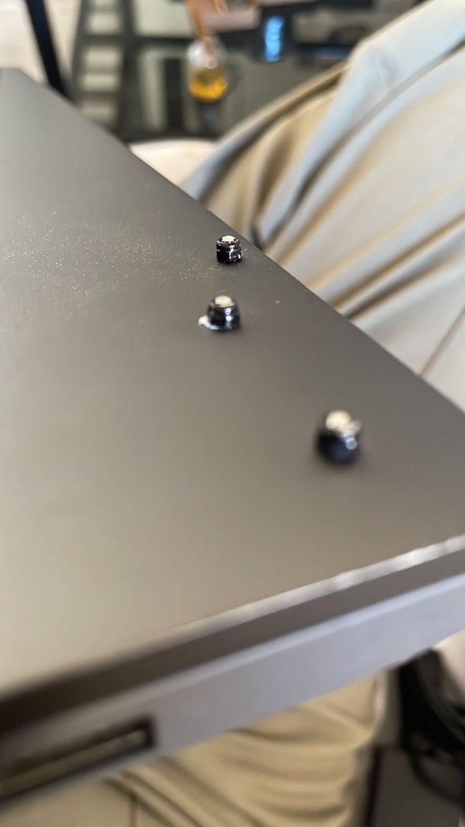 hectxrlxpez's tweet image. Yo lo que recomiendo es a vuestro servicio técnico. Que al parecer por 350€ os hacen agujeros de más en la pantalla.

Muchas gracias eh majos. 5 tornillos que me llevo por ese módico precio

Portátil mucho mas ligero