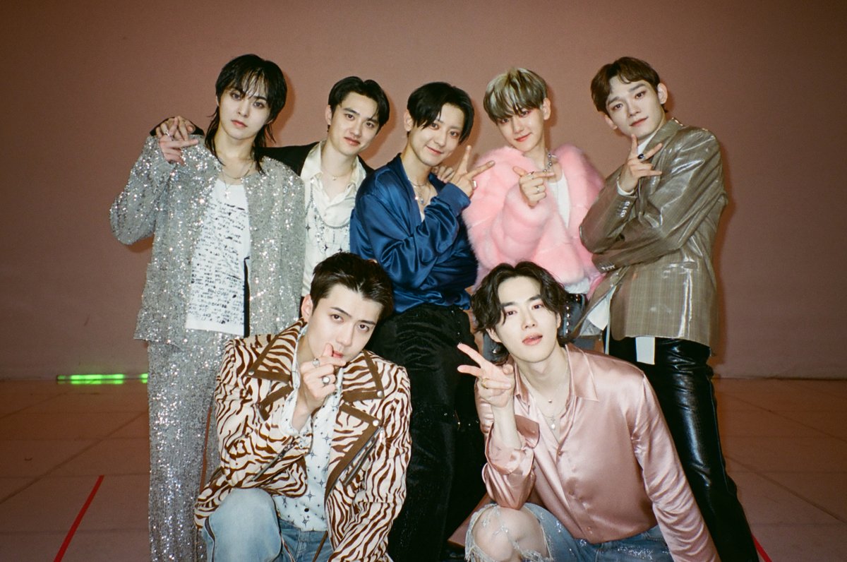 M2MPD's tweet photo. 필름카메라로 기록한 7월의 추억📸 8월에도 쭈욱 엠투와 함께해요❣ #7월의엠투 #M2film #릴레이댄스 #EXO #엑소 @weareoneEXO https://t.co/kpNBKZBP8G