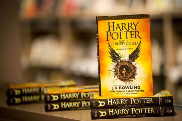31 Juillet 2016 : Sortie anglaise du livre Harry Potter et l'Enfant Maudit.