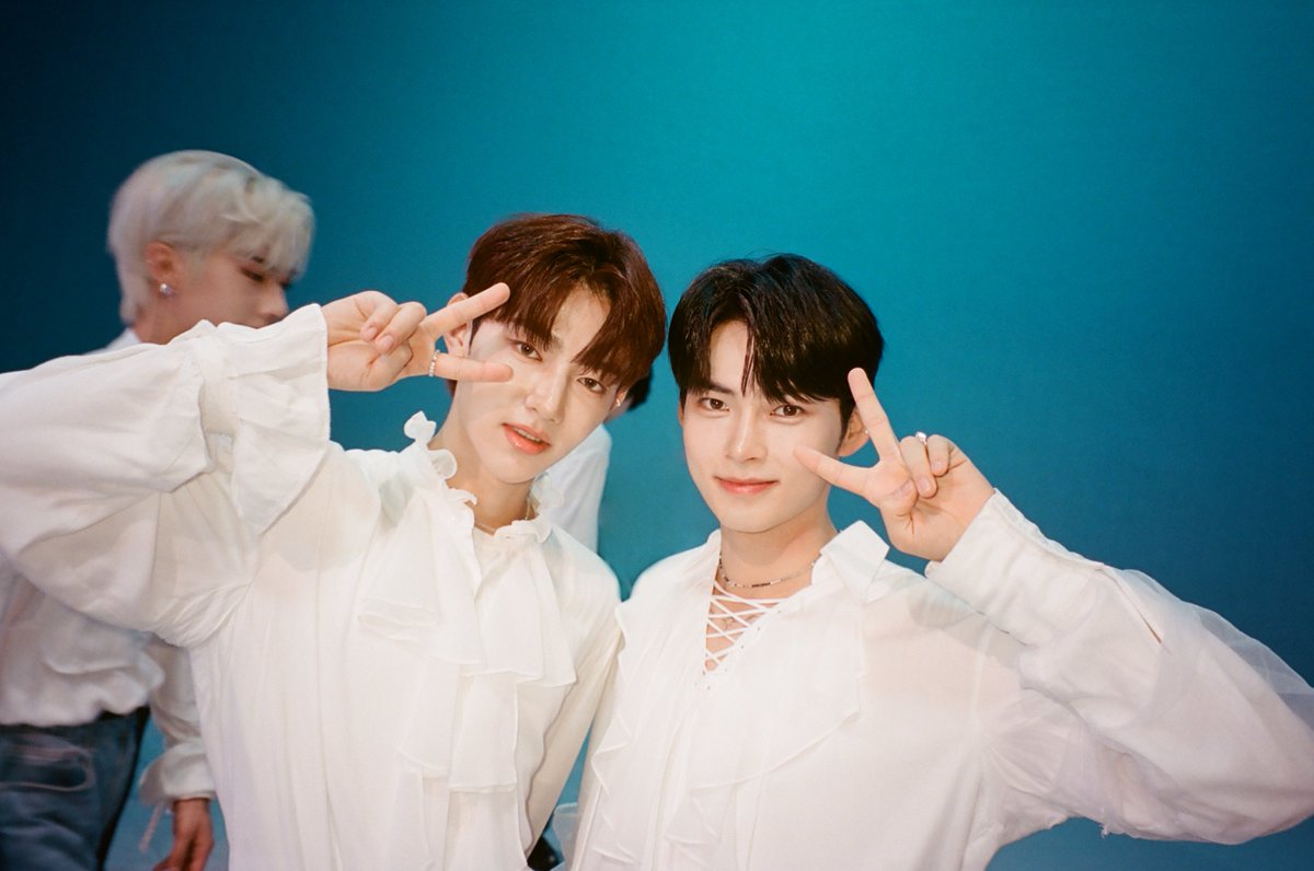 M2MPD's tweet photo. 필름카메라로 기록한 7월의 추억📸 8월에도 쭈욱 엠투와 함께해요❣ #7월의엠투 #M2film #BE_ORIGINAL #ZEROBASEONE #제로베이스원 @ZB1_official https://t.co/2qH2eN4DkV