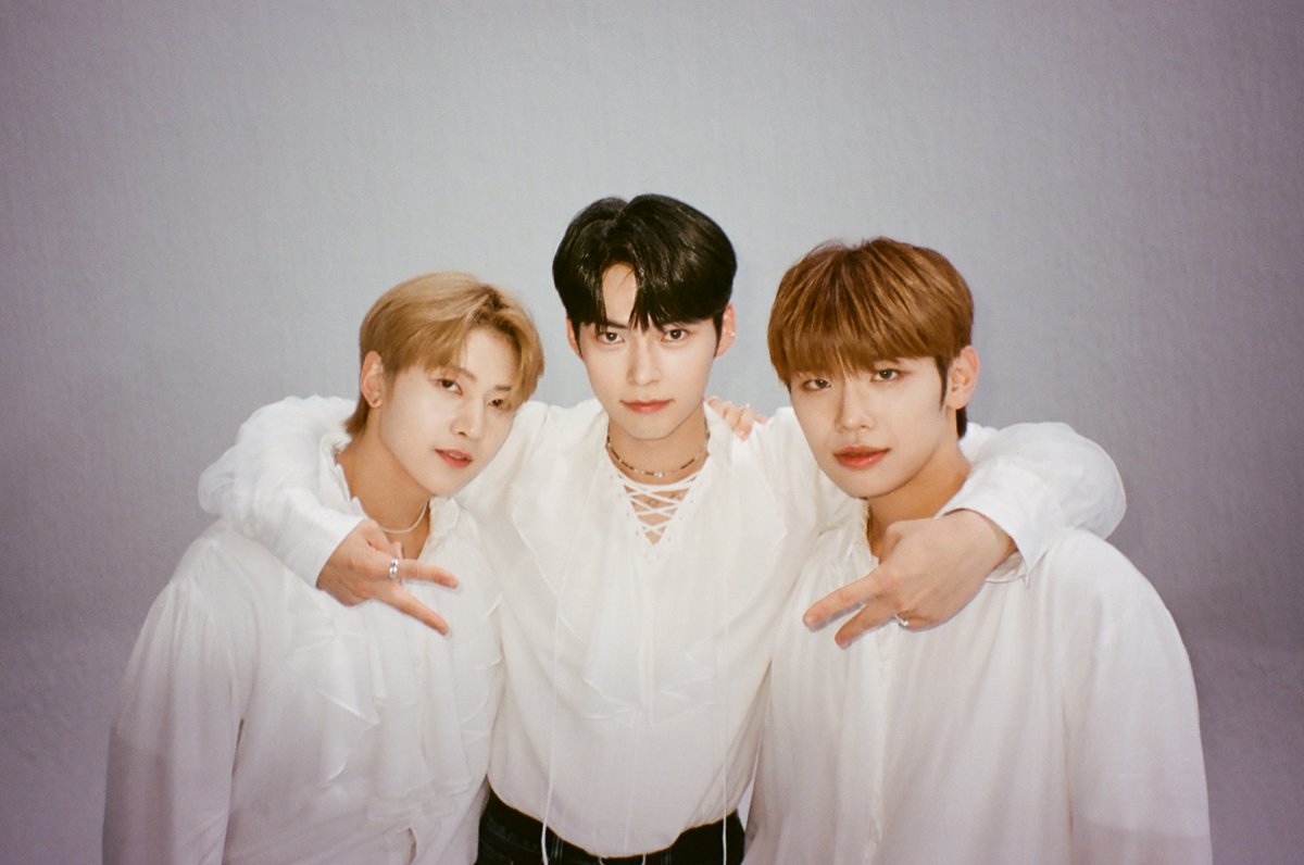 M2MPD's tweet photo. 필름카메라로 기록한 7월의 추억📸 8월에도 쭈욱 엠투와 함께해요❣ #7월의엠투 #M2film #BE_ORIGINAL #ZEROBASEONE #제로베이스원 @ZB1_official https://t.co/2qH2eN4DkV