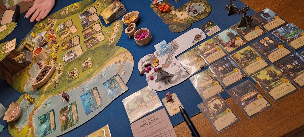 Axelflaxel's tweet photo. Ein tolles Spielewochenende ist leider vorbei... schöne Spiele waren auf dem Tisch: #HybrisDisorderedCosmos , #Federation , #Everdell , #PlanetUnknown , #Distilled , #Radlands https://t.co/D4T2eRKoB1
