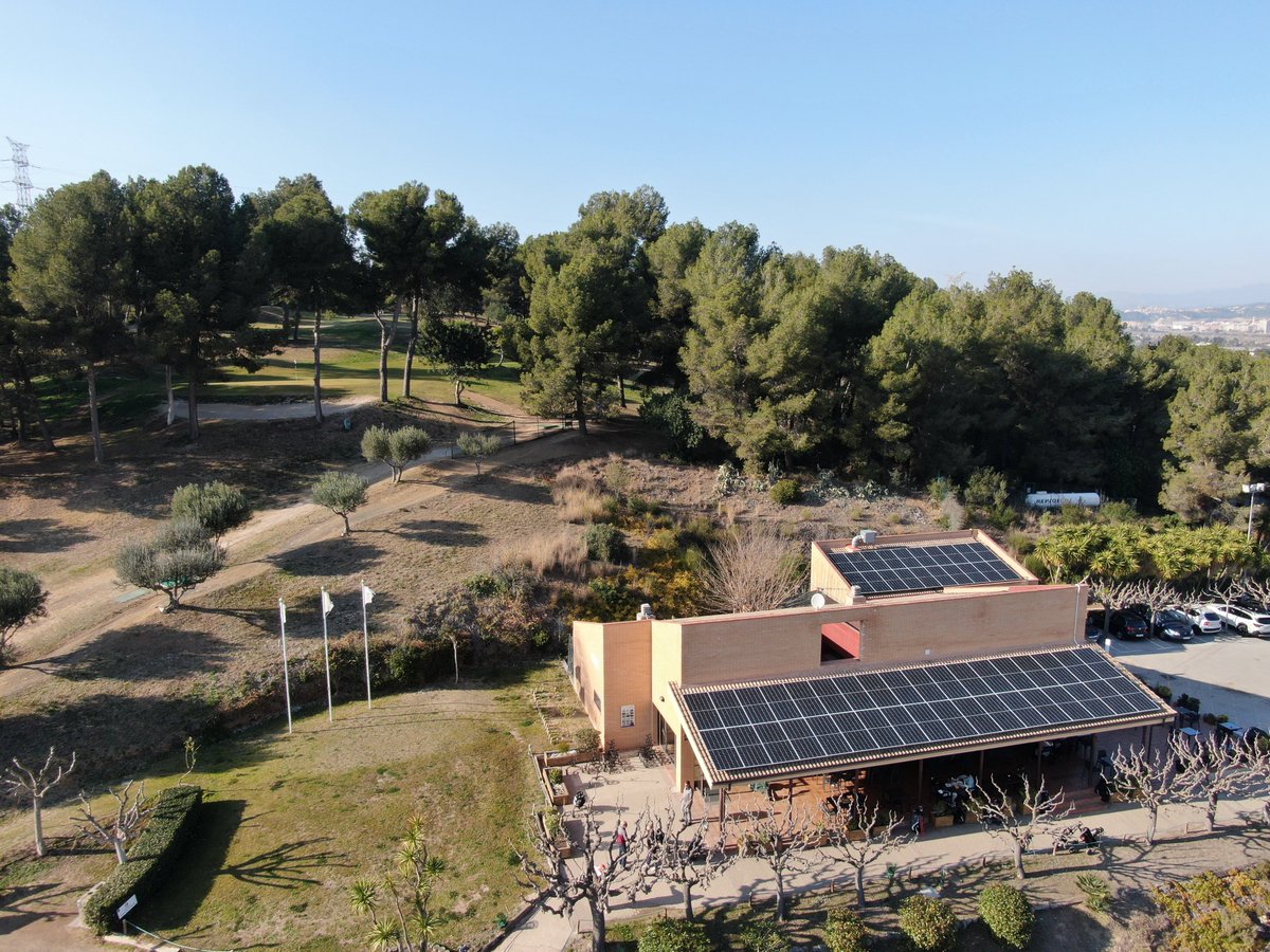 Roc3_PitchPutt's tweet photo. A @Roc3_PitchPutt volem ser el més sostenibles possible, ara també aprofitant la llum del sol https://t.co/7bCLRoI1ZK