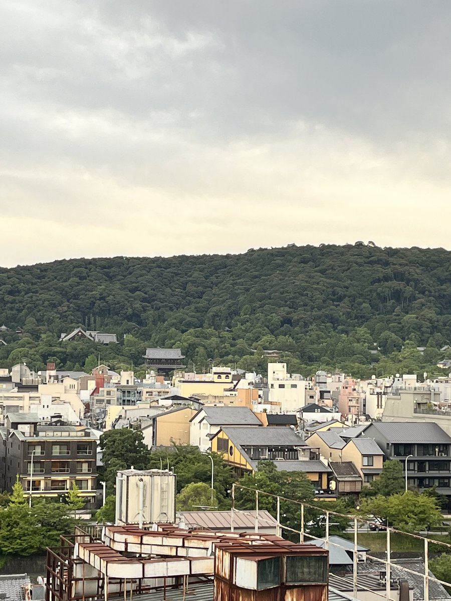 ORANGE_STYLE76's tweet photo. 7月31日(月)
本日もオレンジスタイルは19時よりオープンします。

一雨きそうな空模様です。最近夕立しそうでしない天気が多いような。

本日もよろしくお願い申し上げます。 https://t.co/C5oAch2niR