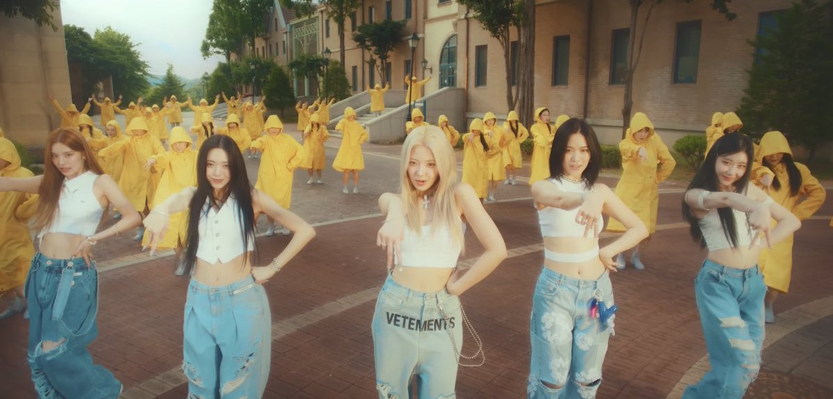onlyforRyujin's tweet photo. ITZY SUMMER QUEENS ARE BACK WITH CAKE! 

#ITZY_CAKE https://t.co/vE54LMxxWg