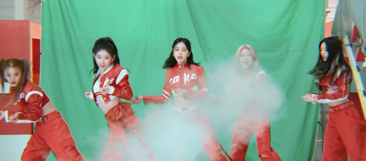 onlyforRyujin's tweet photo. ITZY SUMMER QUEENS ARE BACK WITH CAKE! 

#ITZY_CAKE https://t.co/vE54LMxxWg