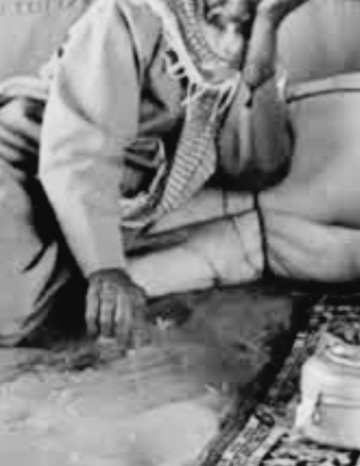 سألته:مالي أراك مهموما ياجدي؟
قال:كانت رفيقة عمري
صاحبتي في حزني وفرحي، في كل شعور لاتتركني
فكيف أطيق بعدها!
سألته بخوف: من مات؟!
نظر إلي بحزن وقال: 
نصحني الطبيب أن أبتعد عن القهوة!

آه ياجدي
كم في الدنيا أشياء أعز من الأصدقاء
✍️س

لا حد يعلم جدتي بالسالفه🙄