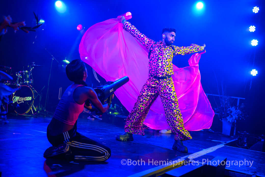 one of my fav photos from #Glasto23: this is <a href="/MawaanR/">Mawaan Rizwan 🍉🏳️‍⚧️</a>  in action in the Cabaret Tent <a href="/glastocabaret/">Glastonbury Cabaret</a> in <a href="/theatre_circus/">Theatre and Circus</a> (fyi: I’m the house photog at TandC, best job at the Festival). Great show Mawaan :-)