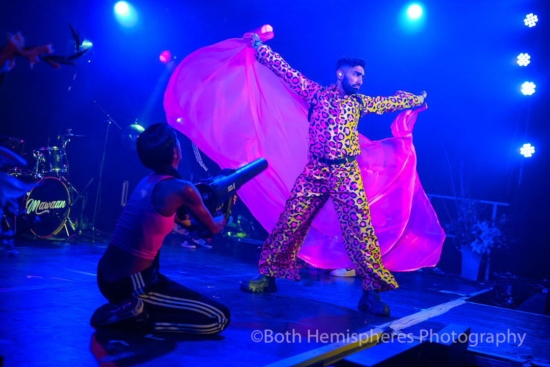 one of my fav photos from #Glasto23: this is @MawaanR in action in the Cabaret Tent @glastocabaret in @theatre_circus (fyi: I’m the house photog at TandC, best job at the Festival). Great show Mawaan :-)