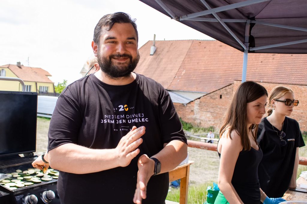 tomasmagnusek's tweet photo. ✨Ambroziáda✨
Od začátku říkám, že pro mnohé je to továrna na sny.
Opět jsem potkal tolik talentovaných lidí.☺️
Děkuji všem za letošní léto a těším se zase na říjen na Viktorce v Ratibořicích. ❤️
#ambro #talent #tabor #lidi https://t.co/BLVKIdYZ3i