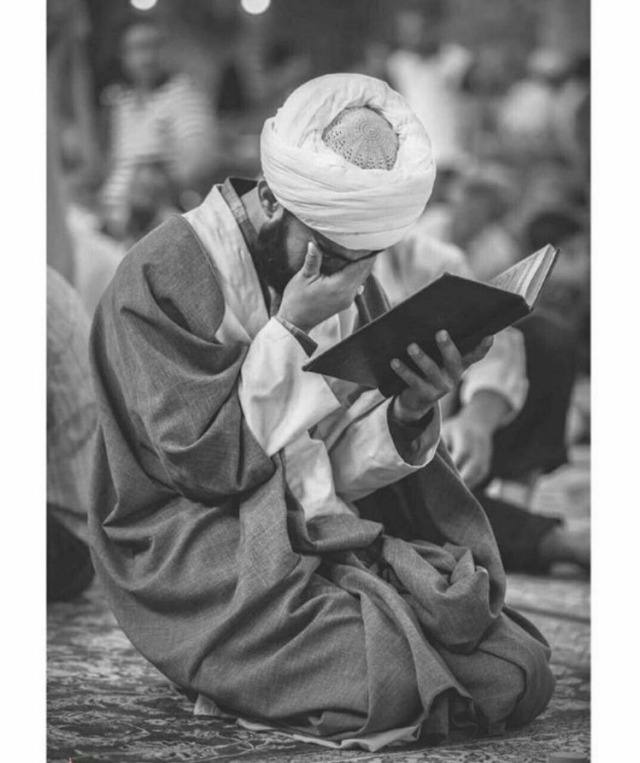 Sufyan es-Sevri Rahimehullâh buyurdu ki ; 

"işlediğim bir günahtan dolayı, beş ay gece ibadetinden mahrum kaldım." 
kendisine, işlediğin günah nedir? diye sorulduğunda, şu cevabı verdi:

"ağlayan bir adam görmüştüm, içimden ;
bu adam gösteriş yapıyor dedim."