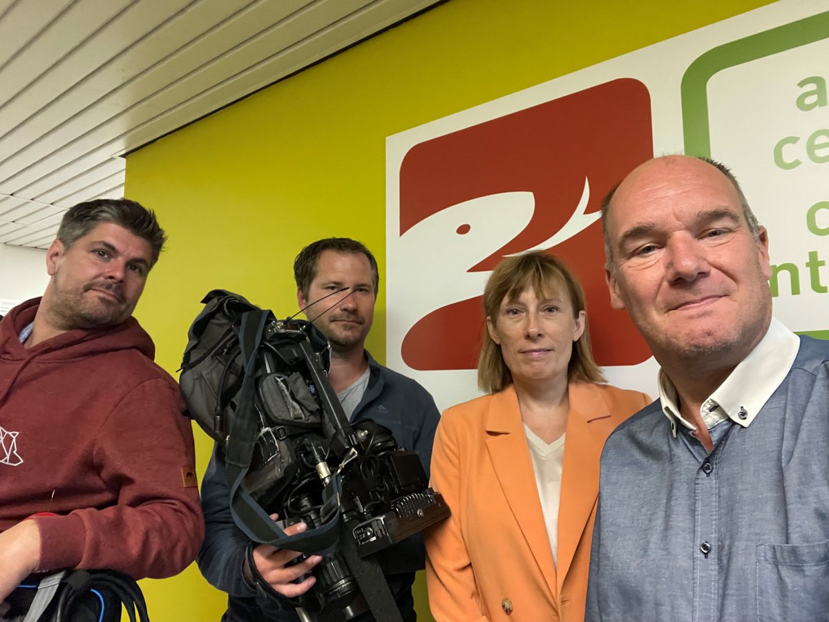 be_poisoncentre's tweet photo. We kregen nog eens bezoek van @VTMNIEUWS bij het #antigifcentrum. Nieuwsgierig? Kijk straks naar hun nieuwsuitzendingen! Met journaliste @KatrienSaelens en onze woordvoerder @PatrickDeCock over 🤔...
#preventie #expertise #samenvooruit #dichtbij #zomer2023 ❤️💚 https://t.co/UJlbmVuh6t