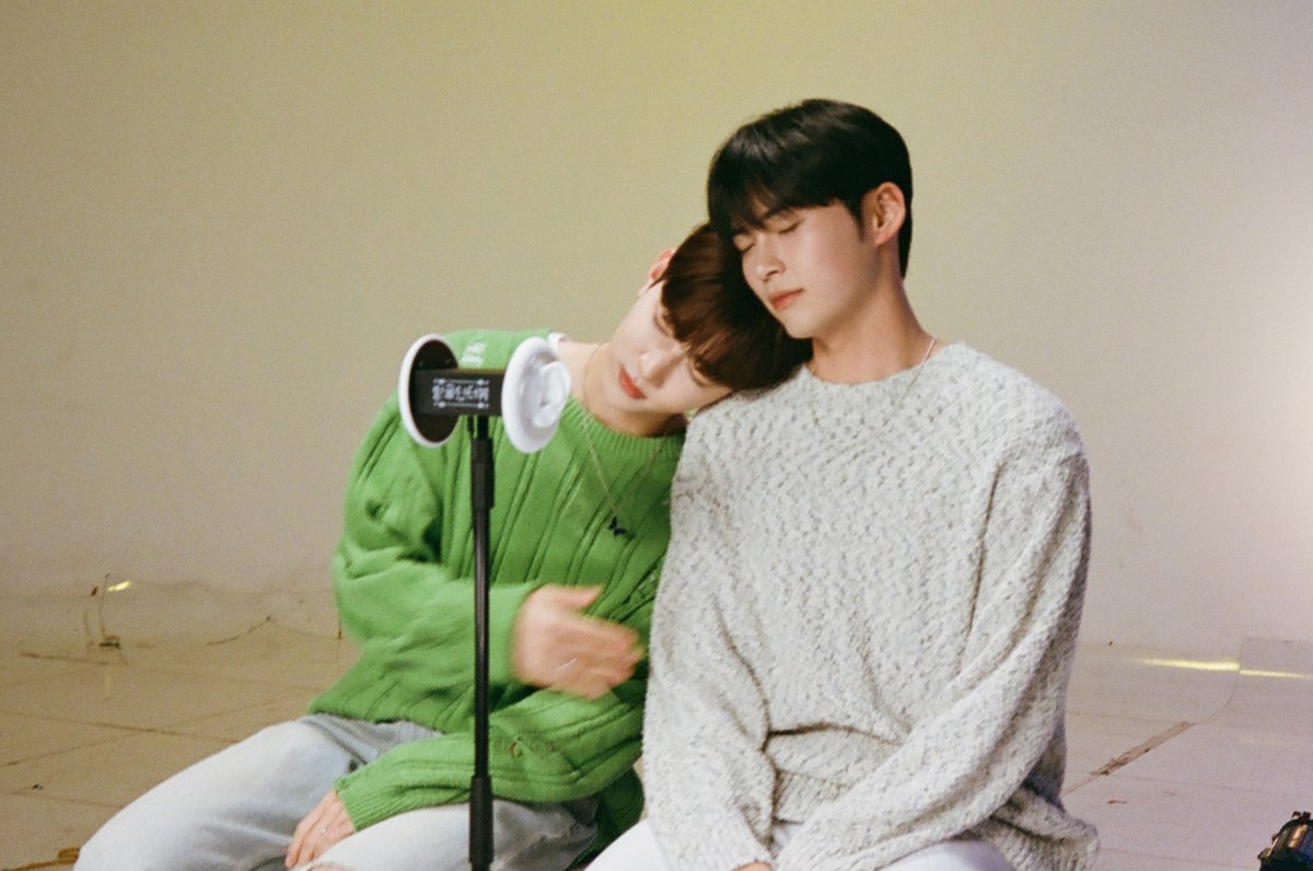 M2MPD's tweet photo. 필름카메라로 기록한 7월의 추억📸 8월에도 쭈욱 엠투와 함께해요❣ #7월의엠투 #M2film #팅글인터뷰 #ZEROBASEONE #제로베이스원 @ZB1_official https://t.co/RoSydjB3jm