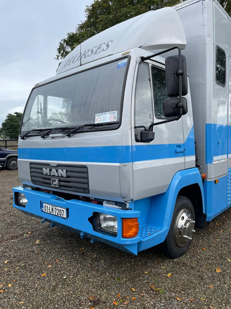 I have this lorry to sell. Just not getting use out of it. Have a 2 stall that I use. Grand box, carries 4 or 5. Horse quarters excellent. DOEd to October. €15k. Please retweet. 0874606204