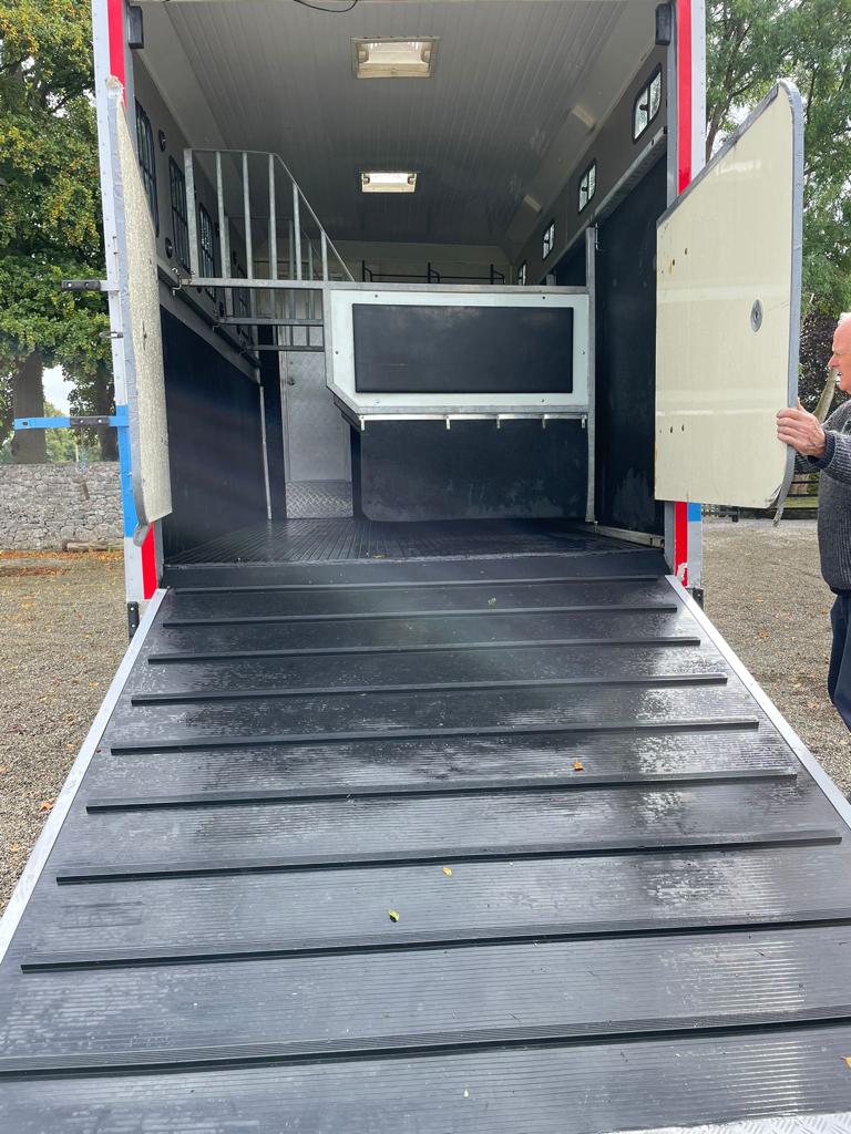 RJOBracing's tweet photo. I have this lorry to sell. Just not getting use out of it. Have a 2 stall that I use. Grand box, carries 4 or 5. Horse quarters excellent. DOEd to October. €15k. Please retweet. 0874606204 https://t.co/Gh3s23AXBR