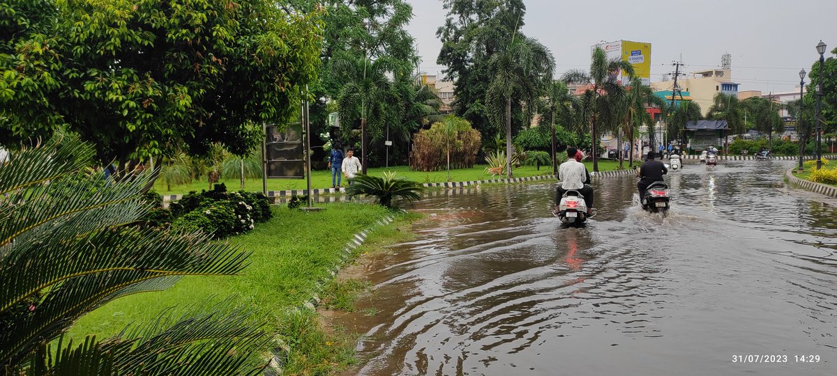 the_rohan00's tweet photo. It's sad to see the drainage system of  great  #RavenshawUniversity . Student are facing a lot of problem during this phase while examination are going on. This picture show the front gate of Ravenshaw after 5 minute of rainfall. Slow passage of water results in stagnation https://t.co/4Woy5mcyId