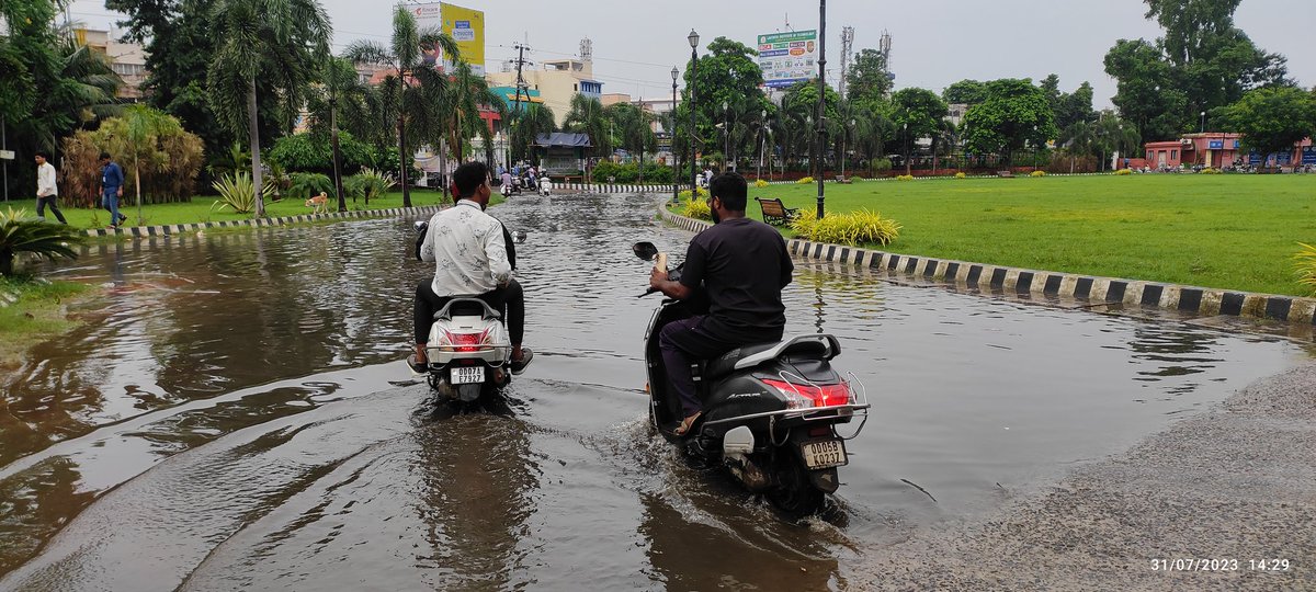 the_rohan00's tweet photo. It's sad to see the drainage system of  great  #RavenshawUniversity . Student are facing a lot of problem during this phase while examination are going on. This picture show the front gate of Ravenshaw after 5 minute of rainfall. Slow passage of water results in stagnation https://t.co/4Woy5mcyId