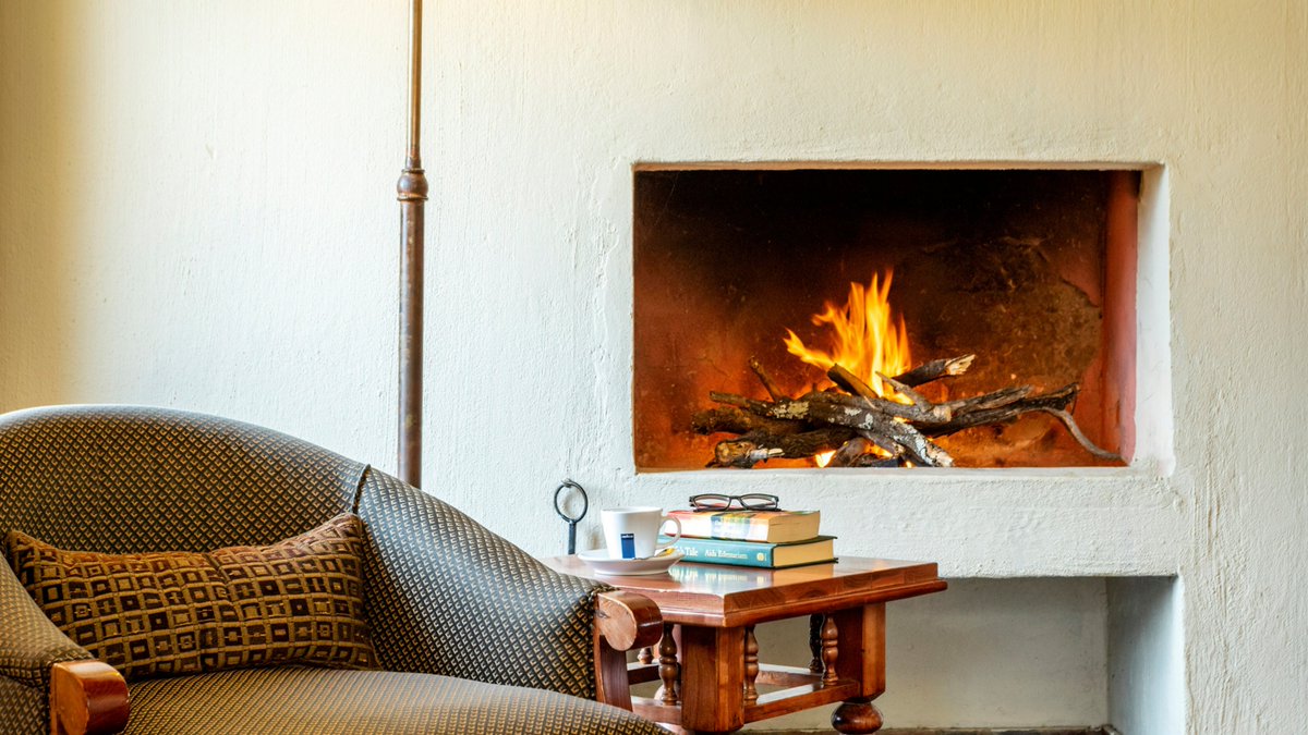 Nestled within the Entabeni Reserve, Hanglip fuses the raw beauty of the African wilderness and stylish modern design. With dramatic escarpment views, let your heart soar with the eagles within this haven of beauty.

✅Book Now - entabeni.co.za/lodges/hanglip/
