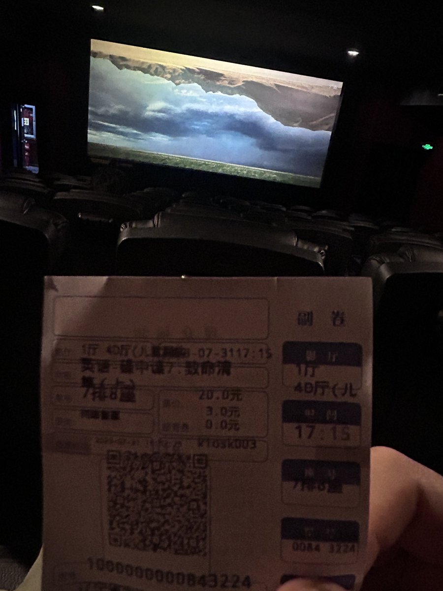 PorteyByron's tweet photo. 谁懂啊，来看碟中谍，放了五六分钟，过来个大哥跟我们说不好意思，放错了
我：？？？？
行了，他在打电话摇人了
这科学吗
虽然这屋就我们仨个买票了 https://t.co/5CmJLi4PgP