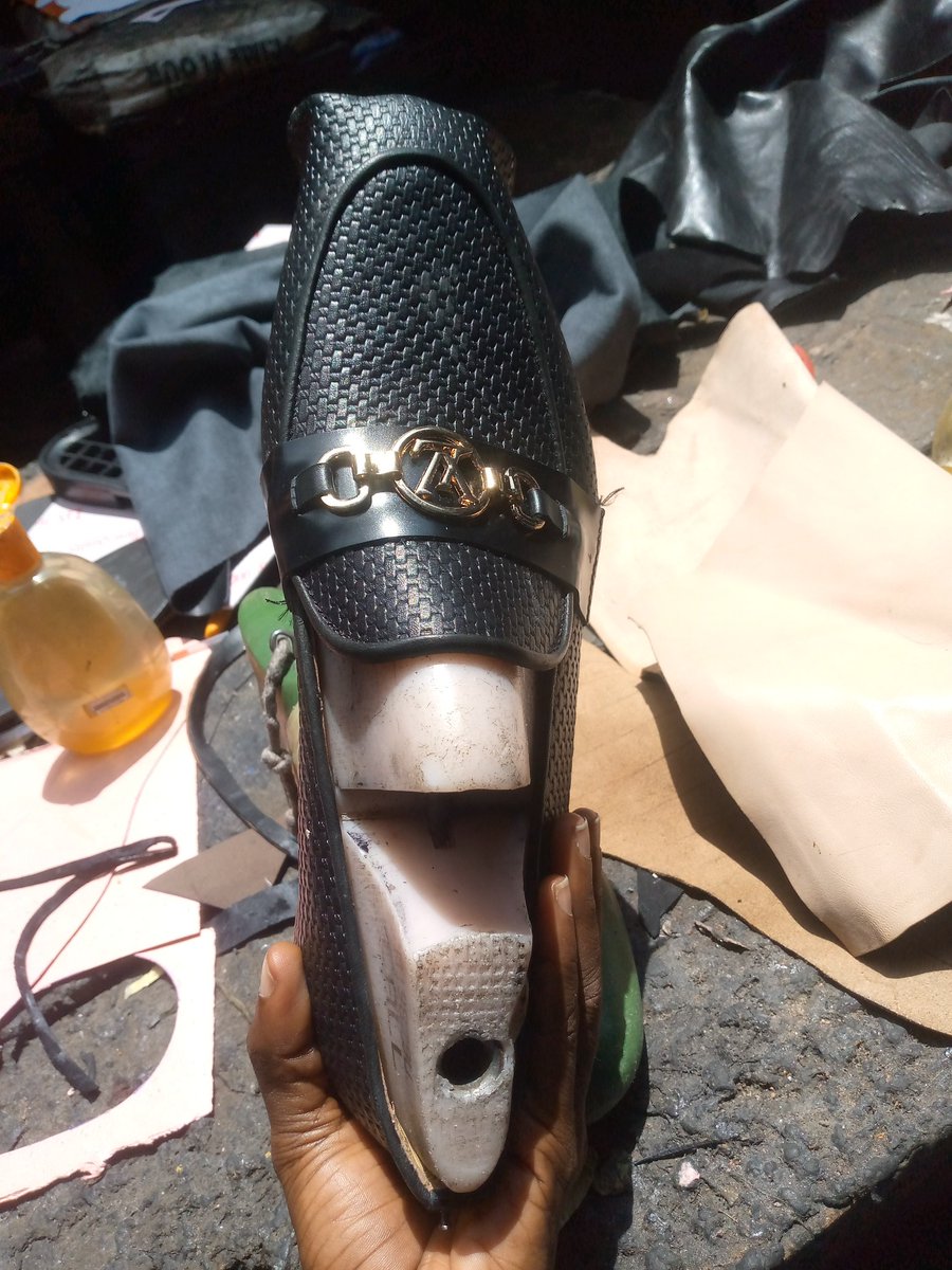 Regncreate's tweet photo. We take a lot steps for you to take your first.....

Box of leather goodies
1 finely handcrafted basket Leather shoe.
1 wallet.
1 belt

#50000

Free delivery Nationwide

#candykrafts #leathersmith

@_DammyB_ @pagesbydammy @ApugoNaydu @PeterObi https://t.co/TlFtqc0SMr