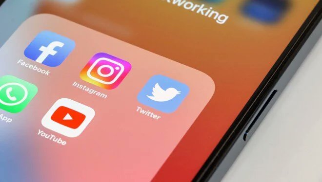 darkwebhaber's tweet photo. Kanada'da bir iPhone kullanıcısı, Twitter'ı güncellemediğini ve eski logo, isim ve arayüze sahip olduğu için telefonunu 2.200 dolardan satışa çıkardığını duyurdu. https://t.co/PYCR4S7Pyl
