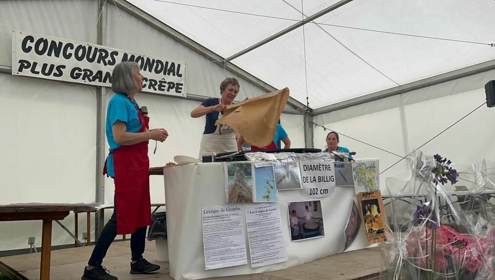icibreizhizel's tweet photo. A Gourin, le record de la plus grosse crêpe du monde reste invaincu
➡️ https://t.co/6V1LO2rIqt https://t.co/cMGd91DYPI
