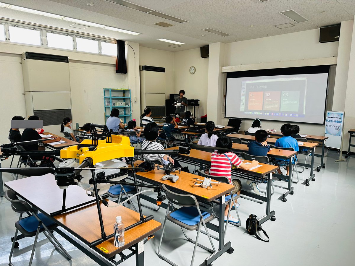 SODACREW_DRONE's tweet photo. 本日は夏休みの子ども達の為のドローン教室。これでもっともっと、ドローンへの理解が深まって、ドローン業界の次を担う子たちがいっぱい出てきてくれる事を願います。　#ドローン #drone  #夏休み  #体験教室  #広島市　#佐伯区　#SKYTRYING https://t.co/JAU2ZgJ9C0 https://t.co/sAAjWI5dZ1