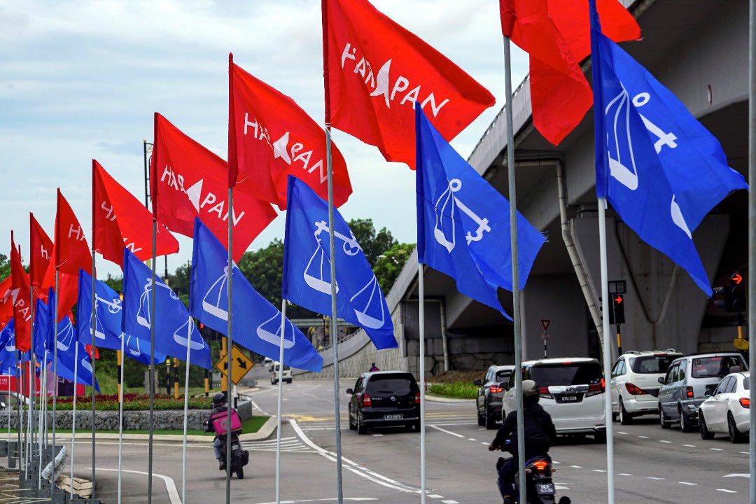 faisalazizfa's tweet photo. Ambil anak sekolah tadi.. sambil tengok bendera luar tingkap kereta anak tanya

"Ayah betul ke warna Merah Harapan ni jahat?"

"Eh kenapa jahat?"

"Kawan Muhammad kata Merah Harapan ni cina dan ketua dia pun cina, yang biru dengan hijau tu baik"

1/3 https://t.co/bgJfqMOvta