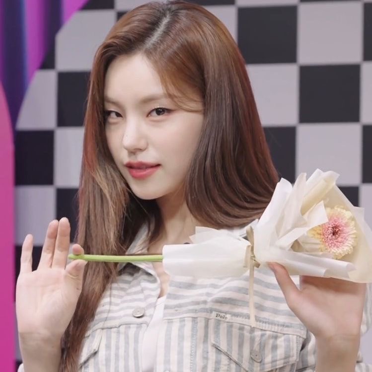 ycjiew's tweet photo. /mengambil bunga ; kasih bombastic side eyes/ nghhh bunga kuburan untuk ibu ibu tercingtah /memetik satu per satu helaian bunga ; melempari nya ke para ibu dan member cherie/ JAYA LAH HIDUP KALIAN JAYA LAAHHHH 👁️🫦👁️ https://t.co/fpJ5xkaTMS