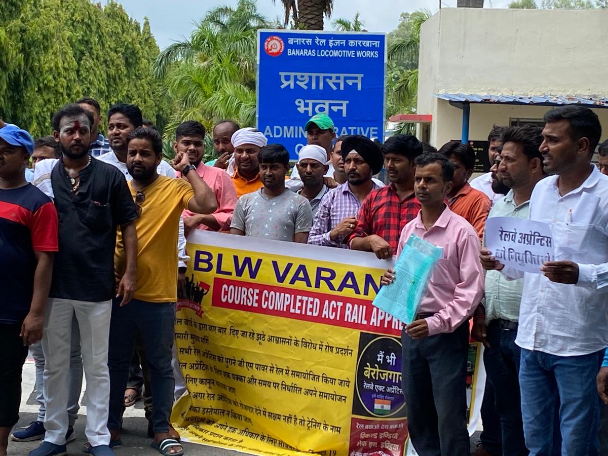 ActRajesh's tweet photo. @NATIONAL_RAAA 
#आज वाराणसी में BLW रेलवे में विरोध प्रदर्शन किया गया है रेल एक्ट अप्रेंटिस को GM Power लागू हो न्याय दें सर हम कुशल कारीगर है 
@AshwiniVaishnaw 
@annamalai_k 
@IR_CRB 
@MSDESkillIndia 
@DoPTGoI 
@PMOIndia 
@BJP4India 
#न्याय दें सर हम कुशल कारीगर है https://t.co/dNbulySY2r