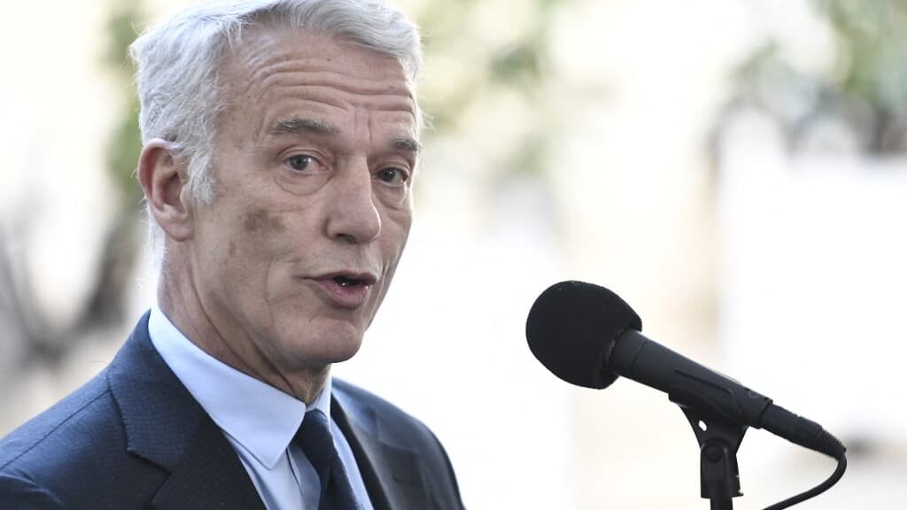 BFMTV's tweet photo. Le patron du Medef estime que les élus politiques ne sont pas assez bien payés
https://t.co/WHtDIr88xy https://t.co/FxTjTeeoqc