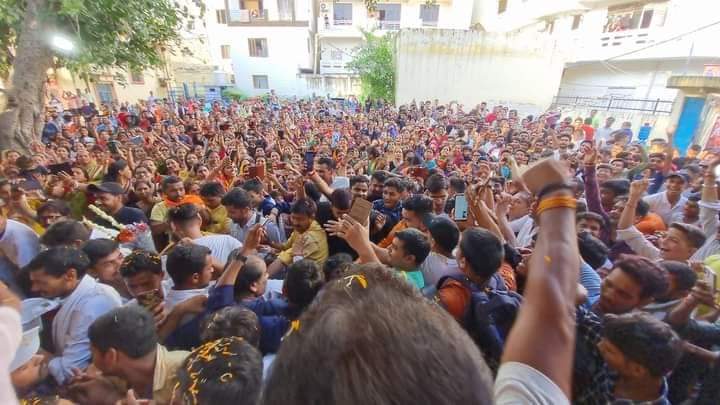 vikrambidhuri's tweet photo. #श्रावण मास के पवित्र माह मे प्रशिद्ध गायक सुपरस्टार श्री @GunjanSinghji जी का आज तुगलकाबाद शिव मंदिर मे  कार्यक्रम कराया, गायकी से पहचान बनाने वाले सुपरस्टार गुंजन सिंह जी के प्रति लोगो मे देखा अदभुद प्यार. https://t.co/enMgrTc8O8
