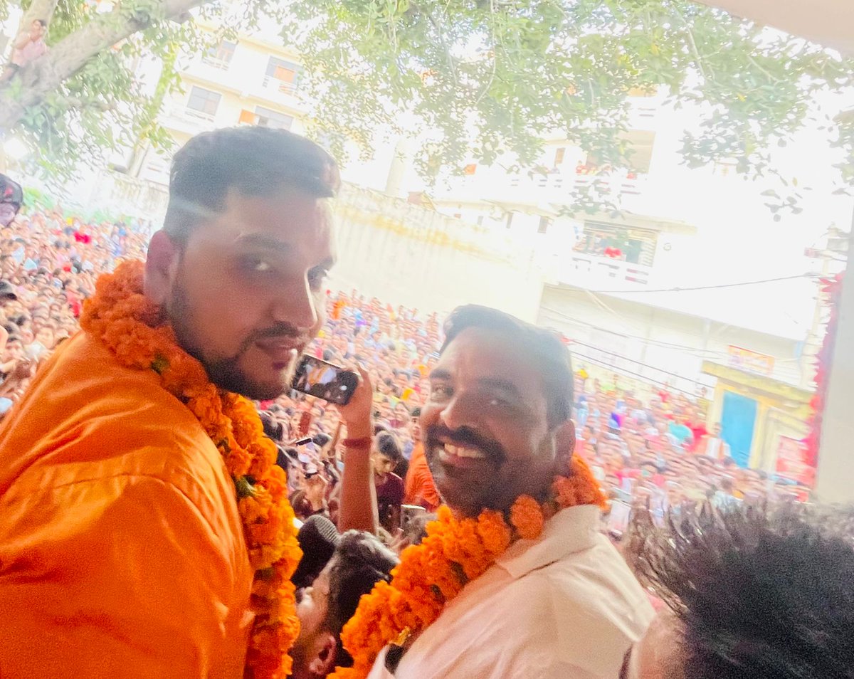 vikrambidhuri's tweet photo. #श्रावण मास के पवित्र माह मे प्रशिद्ध गायक सुपरस्टार श्री @GunjanSinghji जी का आज तुगलकाबाद शिव मंदिर मे  कार्यक्रम कराया, गायकी से पहचान बनाने वाले सुपरस्टार गुंजन सिंह जी के प्रति लोगो मे देखा अदभुद प्यार. https://t.co/enMgrTc8O8