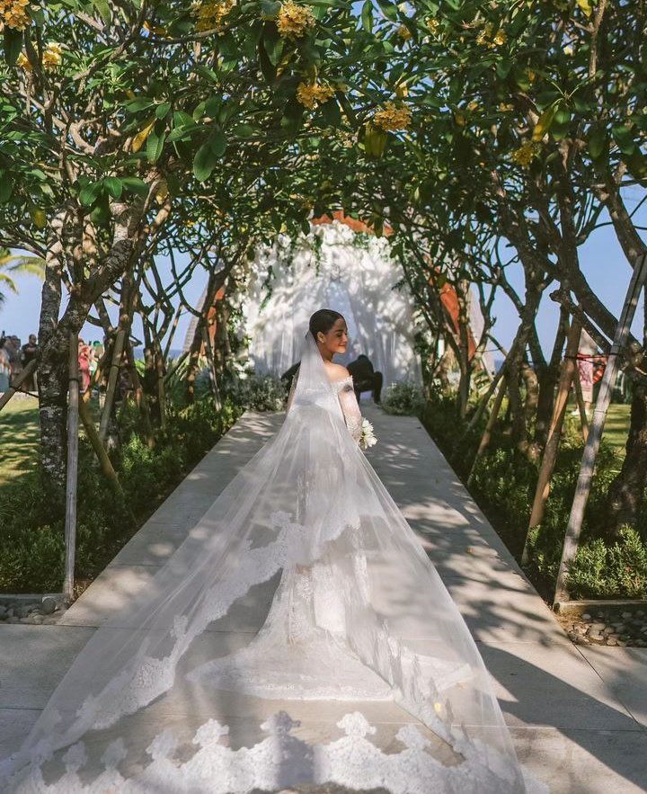 Haynakojeck's tweet photo. "IT’S GIVING IVY AGUAS VIBES’ 🤍✨

LOOK: Maja Salvador, Rambo Nuñez tie knot in star-studded wedding in Bali. Mabuhay ang bagong kasal! 💕

#MajaRamboSayIDo
#TheMajesticWedding https://t.co/km9rz6nu9Z
