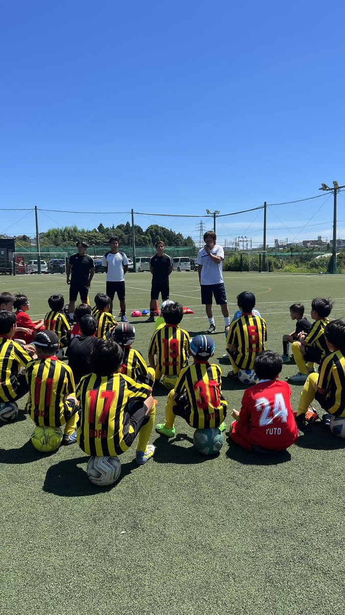 9Norikazu's tweet photo. 僕が経営するサッカーチームで岩本輝雄さんをお招きしてサッカー教室をしていただきました。

テルさんのFKは、上手すぎて引きました…

大学時代サンフレで働かさせてもらってた話をすると何故か当時の大ボスの森保さんのサインを貰いましたw
#中井スポーツ整骨院
#YONEX
#伊藤園
#健康ミネラルむぎ茶 https://t.co/SmAXkFwQoP
