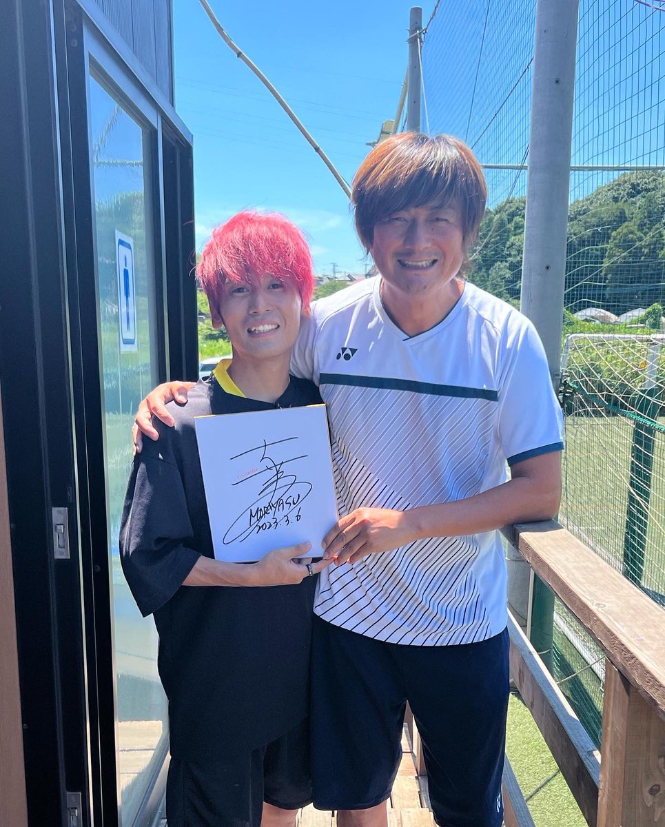 9Norikazu's tweet photo. 僕が経営するサッカーチームで岩本輝雄さんをお招きしてサッカー教室をしていただきました。

テルさんのFKは、上手すぎて引きました…

大学時代サンフレで働かさせてもらってた話をすると何故か当時の大ボスの森保さんのサインを貰いましたw
#中井スポーツ整骨院
#YONEX
#伊藤園
#健康ミネラルむぎ茶 https://t.co/SmAXkFwQoP
