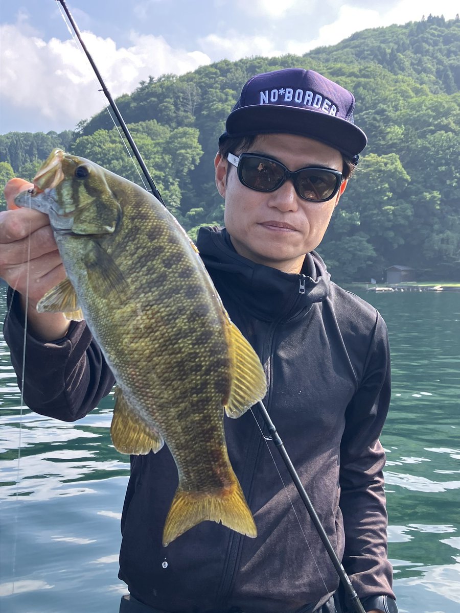 CkOxbn's tweet photo. 7/30 野尻湖
日帰り弾丸釣行
日差しの強さは変わらないけど、少しの風でも過ごしやすい。
避暑地最高
バカ話してラーメン食って、スモール自己記録釣って帰って来ましたー
#49cm https://t.co/rpjmwFJ47S