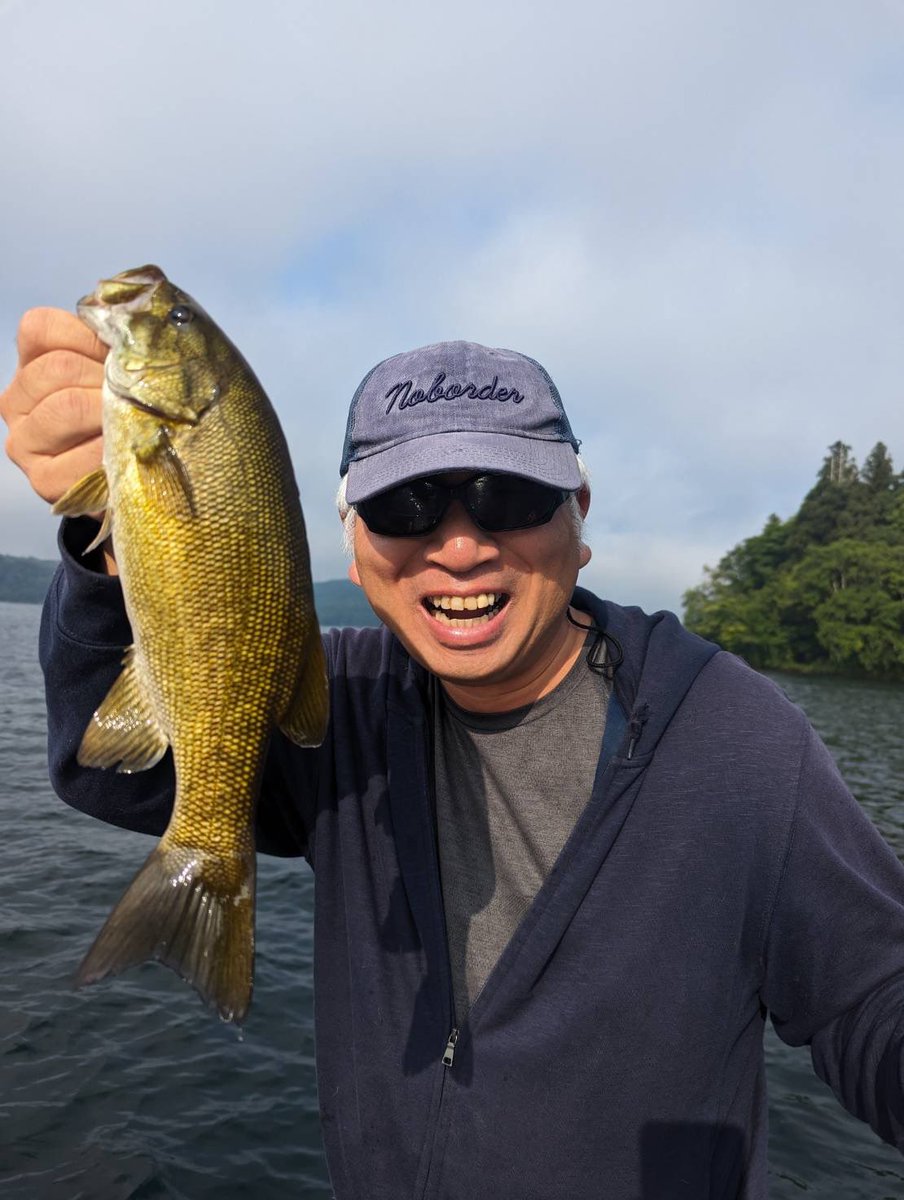 CkOxbn's tweet photo. 7/30 野尻湖
日帰り弾丸釣行
日差しの強さは変わらないけど、少しの風でも過ごしやすい。
避暑地最高
バカ話してラーメン食って、スモール自己記録釣って帰って来ましたー
#49cm https://t.co/rpjmwFJ47S