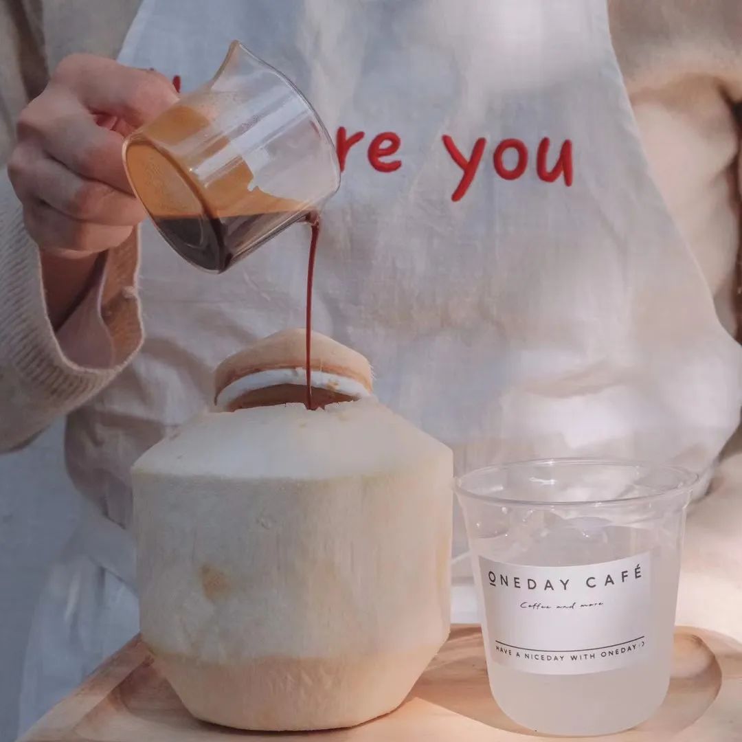 VisitXiamen's tweet photo. ☕Your iced coffee has arrived in Jimei, Xiamen! Ready at Oneday mini!
Left: Fresh Coconut Americano, made with freshly opened coconut water
Right: Peppermint Latte, with creamy mouthfeel and icy cold feeling through the throat.
Which one do you prefer? #VisitXiamen #WaveDiary https://t.co/Kq4KUNcECn
