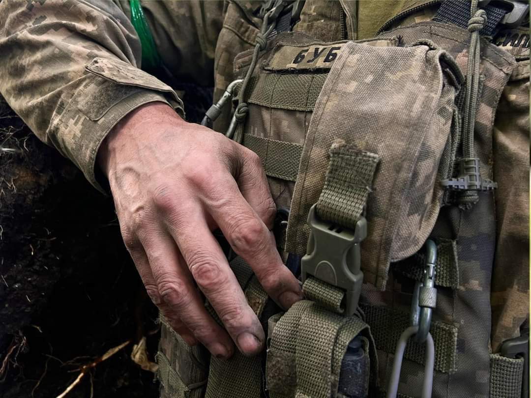 GeneralStaffUA's tweet photo. "Руки тих, хто захищає Україну🇺🇦"
У світі, де ми живемо, є люди, чиї руки стають першим бар'єром між нашою батьківщиною і загрозою. Ці люди - справжні герої, які стоять на захисті України. Вони - військові, солдати, добровольці, всі - хто готовий прийти на допомогу в складний час https://t.co/rhdPFjpgGE