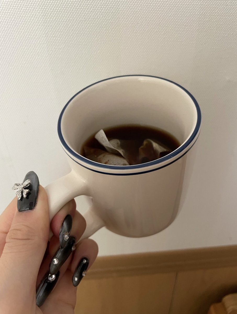 YI_TSY's tweet photo. めちゃくちゃイラッときた。
お母さんから電話きていろいろ話して飲み物の話になって、「お茶は太らないから！」って言われては「は？」って返した。誰もお茶飲まないとか言ってないし、別に太るとか私言ってないし‼️まじイライラする😊💢普通に飲みますけど

 #イライラ #摂食障害  #拒食症 https://t.co/oKQB1Fa955