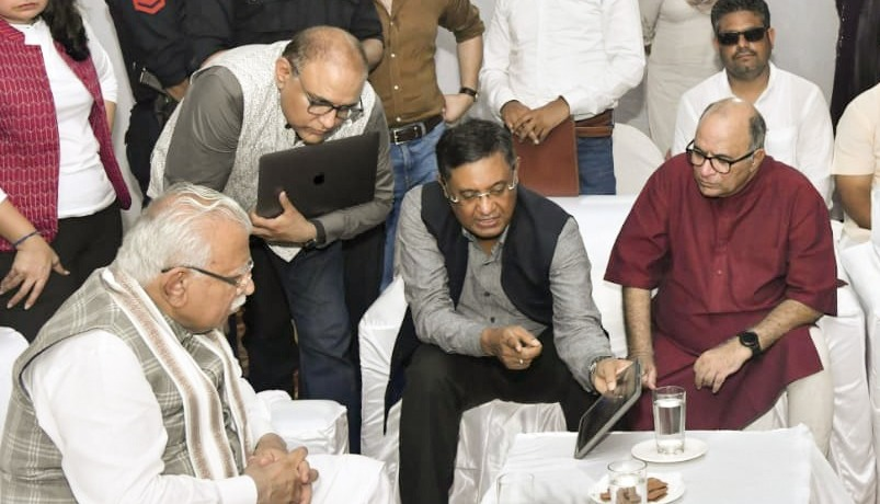 cmohry's tweet photo. मुख्यमंत्री श्री @mlkhattar ने आज पर्यटन विभाग के अधिकारियों के साथ बैठक की एवं ₹205 करोड़ की लागत से बनने वाले ज्योतिसर अनुभव केंद्र प्रोजेक्ट का निरीक्षण किया।  
 
भविष्य में यह केंद्र दुनिया भर से आने वाले आगंतुकों के लिए आकर्षण का केंद्र बनेगा तथा इससे क्षेत्रीय पर्यटन को बढ़ावा मिलने के साथ-साथ रोजगार के अवसर भी बढ़ेंगे।
